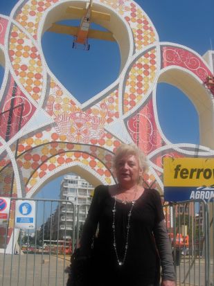 Rosamar Prieto-Castro ante la portada de 2010/SA.