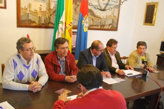 Los cuatro grupos políticos del municipio han anunciado en rueda de prensa la desconvocación de la manifestación/AyuntMarchena.