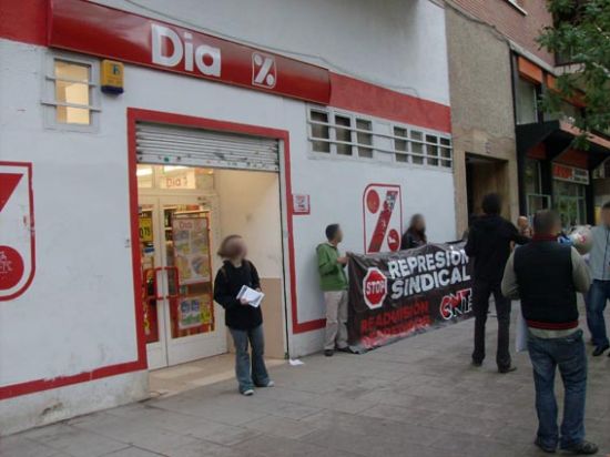 Manifestaciones a las puertas de un supermercado de la empresa/SA.