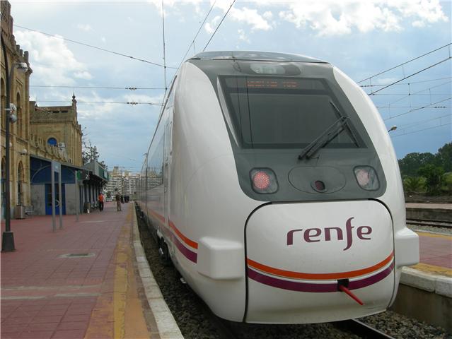 Una de las nuevas unidades incorporadas a la línea, en la estación de Huelva/SA