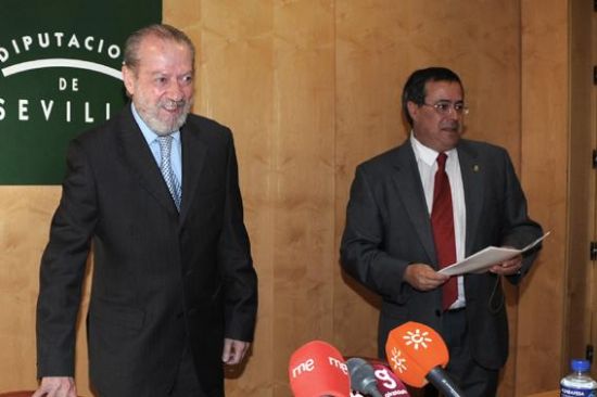 El presidente de la Diputación, a la hora de anunciar las concesiones