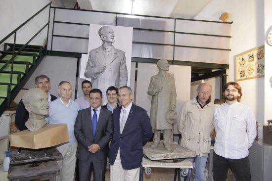 El delegado de Urbanismo junto al monumento en el taller/SA.