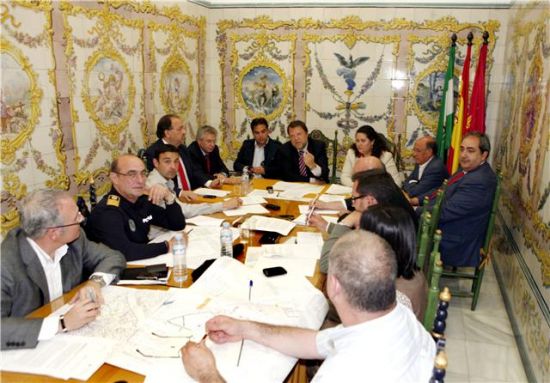 Sánchez Monteseirín presidiendo junto a Fran Fernández la reunión sobre movilidad en Triana/SA.