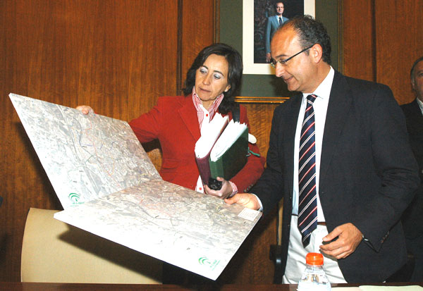 Rosa Aguilar exponiendo el plano de la red de Metro de Sevilla al presidente de la Comisión en el Parlamento, Martín Soler/SA