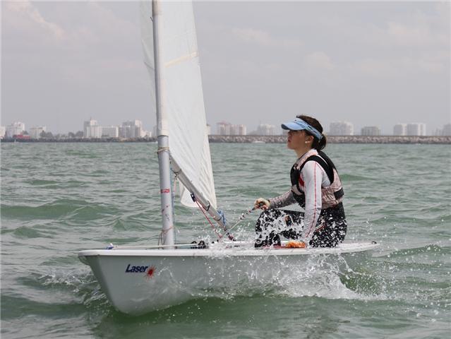 Patricia Coro y Amalia Ordóñez, en la foto, son las nuevas campeonas de Andalucía en la clase Laser.