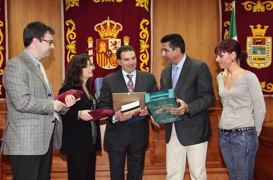 Ambos alcaldes se intercambiaron regalos tras la visita de la expedición italiana