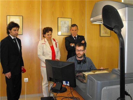 Juan Wic, junto a la Jefa de Servicio de Archivos de la Junta de Andalucía, Ana Melero, la Archivera Municipal, Marina Martín Ojeda, y el Delegado de Ciudadanía, Fernando Martínez.