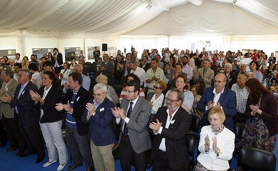 El auditorio de la Feria del Libro de Sevilla dedicó un sonoro aplauso en solidaridad con la plantilla de El Correo de Andalucía contra el ERE y los 22 despidos