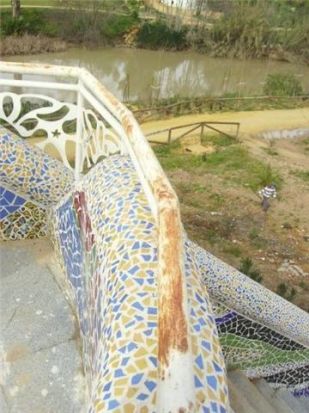 Entre los desperfectos que denuncian PP y PA está la falta de pintura en las barandillas/PA.