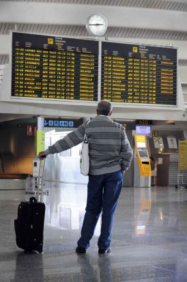 Ésta ha sido la imagen más repetida hoy en los aeropuertos españoles, como el de Bilbao/Reuters
