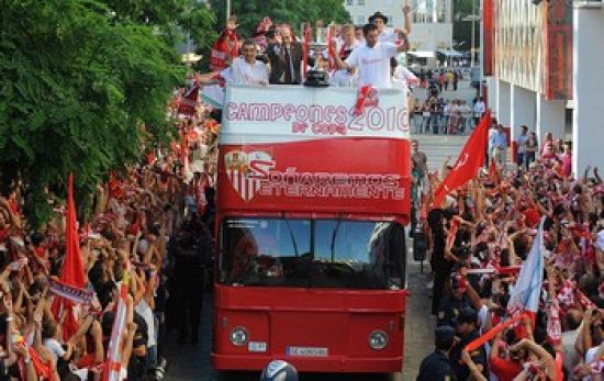 Los jugadores sevillistas celebrando el título copero con su afición / SevillaFC