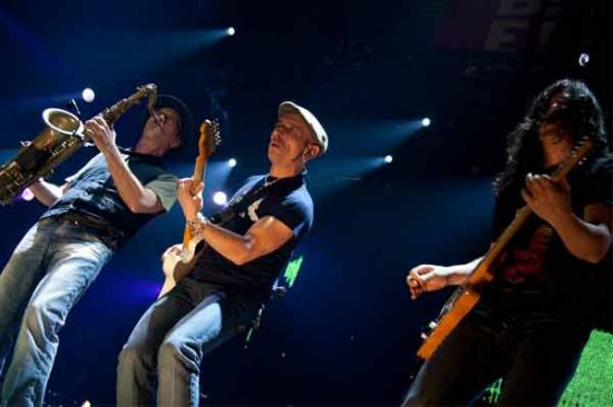 La banda ha cerrado en Sevilla la primera parte de su gira, que continuará después del verano