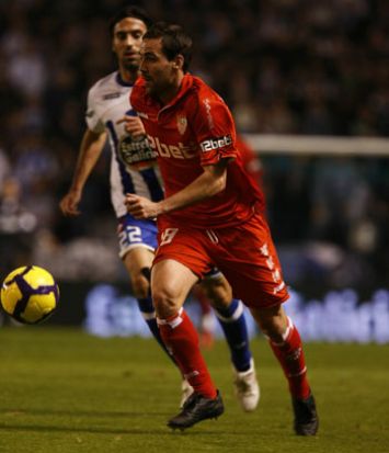 Fernando Navarro en una jugada de un encuentro del Sevilla Club de Fútbol / SevillaFC
