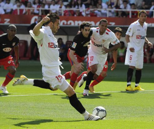 Álvaro Negredo a punto de lanzar el penalti/SevillaFC