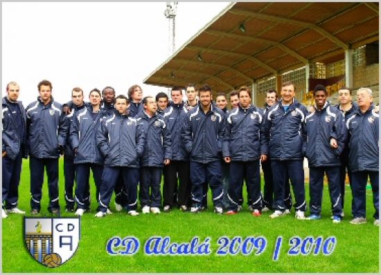 Foto oficial de la plantilla y el cuerpo técnico del Club Deportivo Alcalá / CDAlcalá