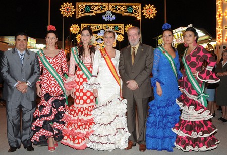 El presidente de la Diputación de Sevilla, Fernando Rodríguez Villalobos, aprovechó su visita a Paradas para pasearse por el Recinto Ferial./SA