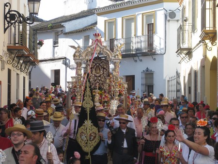 Momentos vividos ayer en Olivares tras la salida de la Hermandad