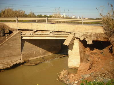 Puente anterior, gravemente afectado por el temporal de lluvias de este invierno/SA
