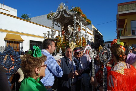 La Hermandad de Tocina en sus primeros momentos de peregrinaje