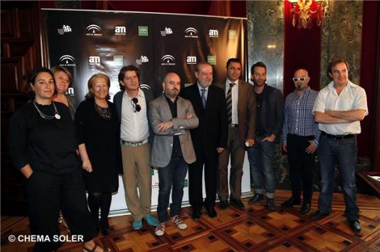 El presidente de la Diputación, Fernando Rodríguez Villalobos, junto a los diseñadores de Andalucía de Moda en su presentación/AgenDobleerre.