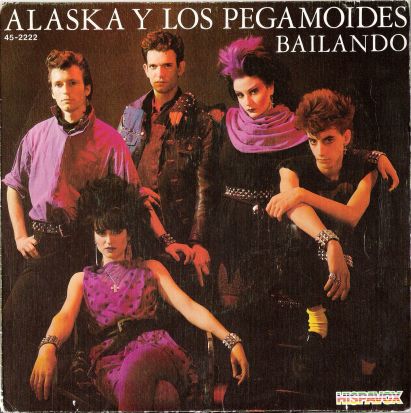 ‘La Movida…Diario del Pop’ recoge una significativa colección de fotografías, carteles, flyers, fanzines, discos, libros y materiales multimedia sobre la “movida” musical de los últimos 30 años.