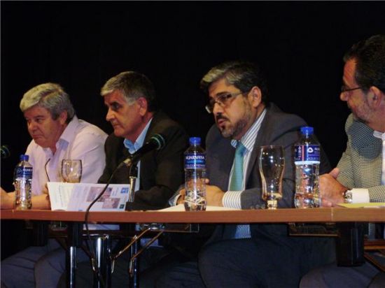 El alcalde de Santiponce, en la firma del acuerdo del nuevo centro de salud