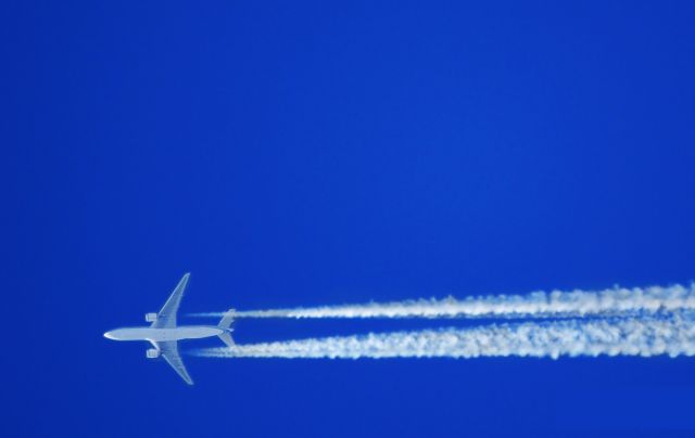 Un avión surca el cielo español/Paul Falardeau