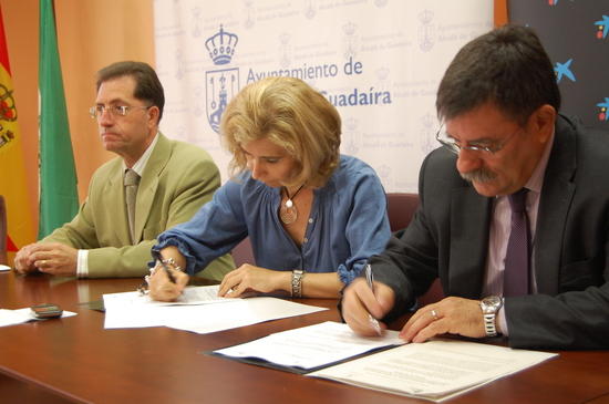 La teniente de alcalde del Ayuntamiento de Alcalá de Guadaíra (Sevilla), María José Borges, y el director comercial de MicroBank, Ramón Gatell