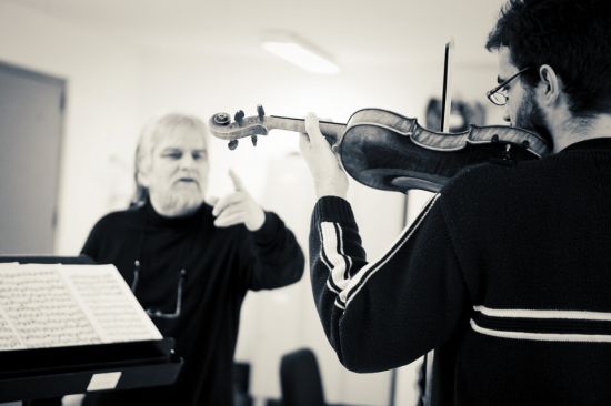 La Academia de Estudios Orquestales es un proyecto de la Fundación Pública Andaluza Barenboim-Said gracias al cual jóvenes aspirantes a instrumentistas de orquesta reciben clases y consejos de los profesores de la prestigiosa Staatskapelle de Berlín, orquesta que dirige el maestro Daniel Barenboim.