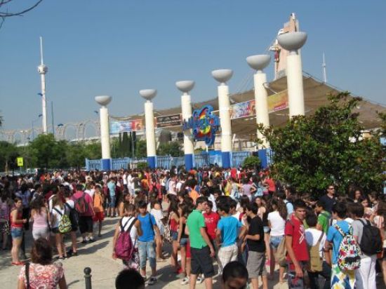 Más de 10.000 escolares visitaron ayer Isla Mágica para celebrar que habían terminado el curso