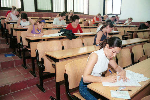 Un grupo de opositores durante un examen