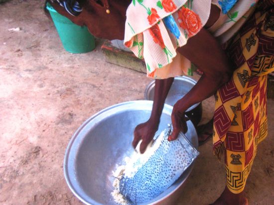 La exposición pretende mostrar el papel que ejercen las mujeres africanas en la lucha contra la pobreza