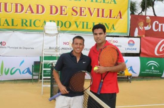 César Ferrer (de azul) junto a Pablo Baena, su víctima en cuartos de final/SA