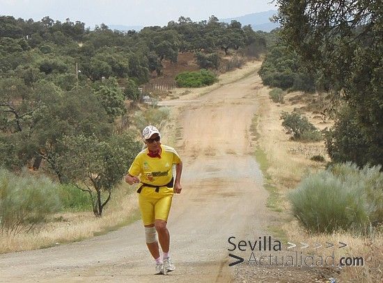 Isabel Benítez en uno de sus entrenamientos por Castilblanco de los Arroyos / Juan C. Romero