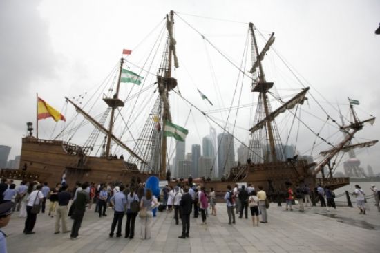 El Galeón Andalucía entre los rascacielos de la ciudad china de Shangai/Fundacion Nao Victoria
