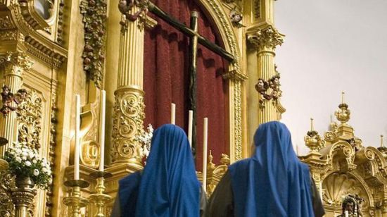 Monjas rezando ante la cruz en ausencia del señor/ EFE