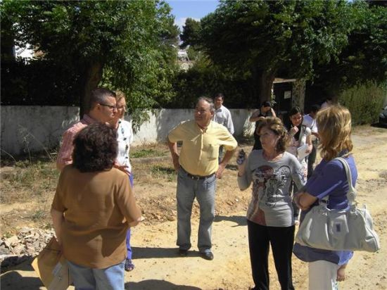 Jiménez se ha reunido con los vecinos de la urbanización para conocer de cerca los problemas de las calles/PP.