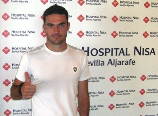 El alicantino pasó el reconocimiento médico en una clínica de Sevilla antes de firmar el contrato/Rbb