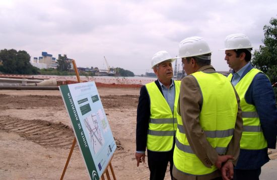 El delegado de Medio Ambiente, junto a Manuel Fernández, presidente de la Autoridad Portuaria de Sevilla