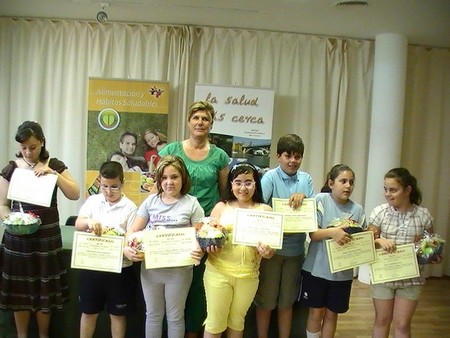 La delegada de Salud y Consumo, Teresa Florido, junto a los niños participantes de uno de los talleres del programa 'Aprende a comer'./SA