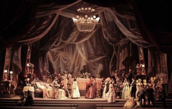 El tibio estreno –y las siguientes representaciones- en el Teatro de la Fenice de Venecia el 6 de marzo de 1853 no presagiaron el impacto posterior que el título llegaría a conquistar en el corazón del público. / teatromaestranza
