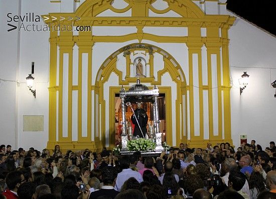 San Benito rebasó las puertas de la Parroquia pasadas la una de la madrugada / Juan C. Romero
