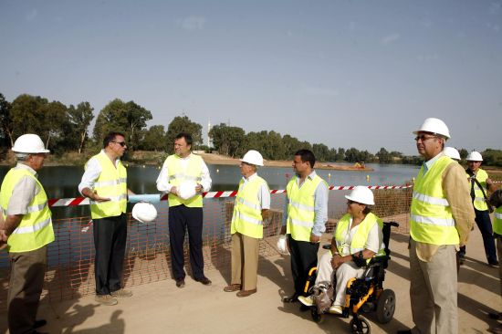 Alfredo Sánchez Monteseirín y Pedro Rodríguez, presidente de la Confederación Hidrográfica del Guadalquivir visitan los trabajos de construcción del nuevo parque de San Jerónimo/SA