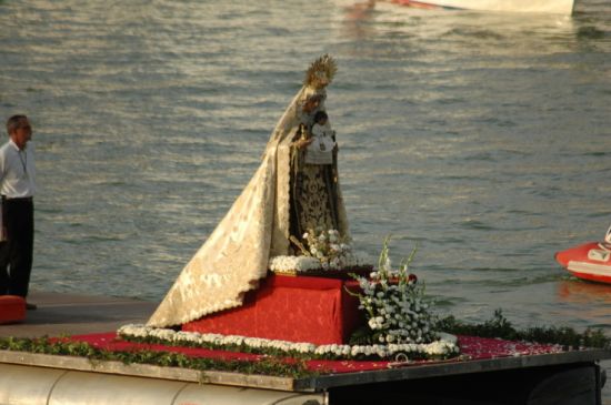 La Virgen del Carmen de Triana en su procesión fluvial del año pasado/ Jose Javier Comas