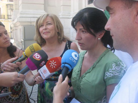 Pilar González y Concha Cabellero ante los medios de comunicación/SA