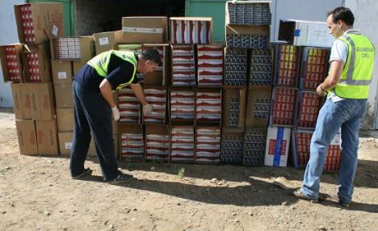 El detenido transportaba las cajetillas de tabaco en un furgón cargado de electrodomésticos