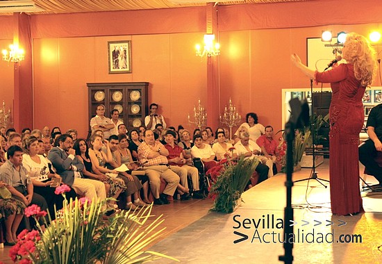 Un momento de la actuación de Patricia Vela en la dehesa Yerbabuena con los chicos de Adisca ocupando las primeras filas junto al escenario / Juan C. Romero