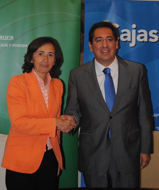 La consejera Aguilar y el presidente de Cajasol, durante la firma del convenio