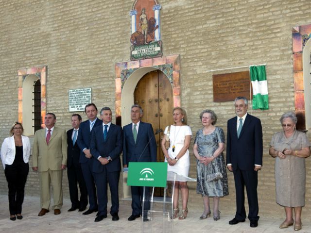 Las autoridades junto a la familia de Blas Infante ayer ante la Casa de la Alegría
