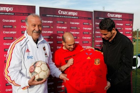 Vicente del Bosque y Fernando Hierro recibieron el balón de la afición antes de comenzar el Mundial/Desafío Cruzcampo